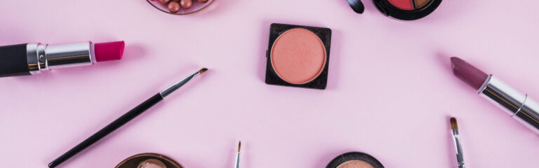 vari-prodotti-di-trucco-e-cosmetici-su-sfondo-rosa vari-prodotti-di-trucco-e-cosmetici-su-sfondo-rosa
